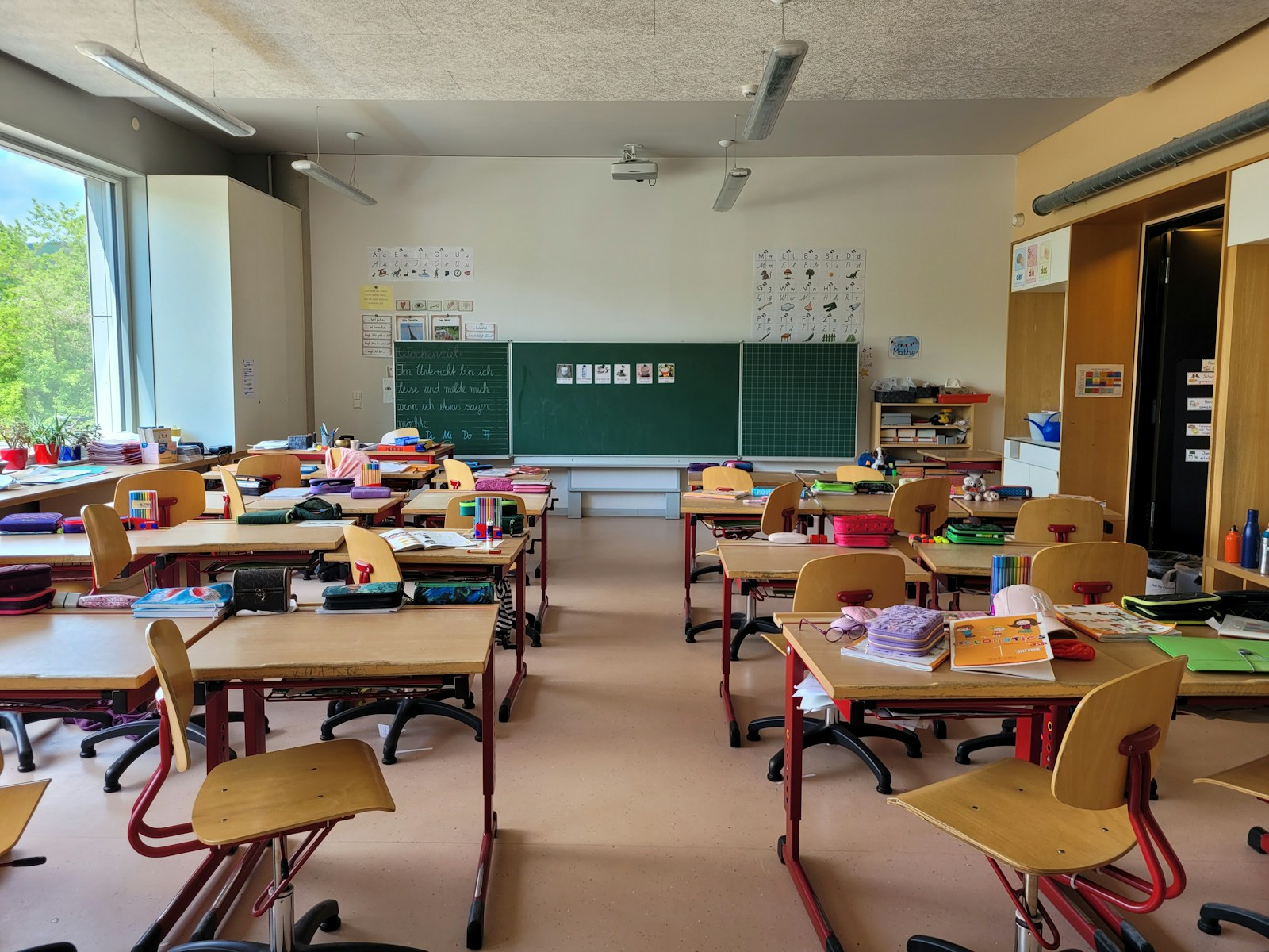 Katecheci skarżą się na utratę godzin, a szkoły prowadzą 6500 rekrutacji. Nauczyciele religii mogą zdobyć nowe kwalifikacje z dofinansowaniem. fot: Nathan Cima/Unsplash