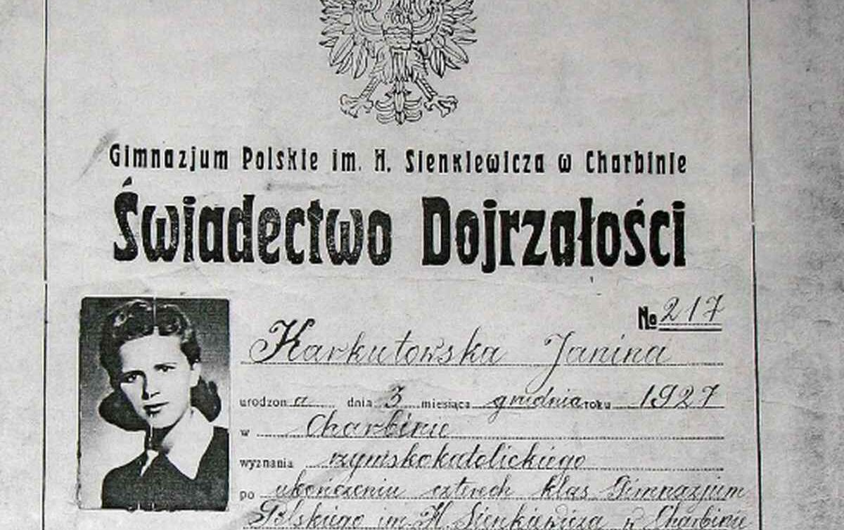 CKE opublikowała wyniki matur 2026. Absolwenci sprawdzą je w systemie ZIU, a szkoły wydają dziś świadectwa dojrzałości.Autorstwa Gimnazium Sienkiewicza w Charbinie - Praca własna, Domena publiczna