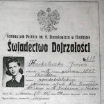 CKE opublikowała wyniki matur 2026. Absolwenci sprawdzą je w systemie ZIU, a szkoły wydają dziś świadectwa dojrzałości.Autorstwa Gimnazium Sienkiewicza w Charbinie - Praca własna, Domena publiczna