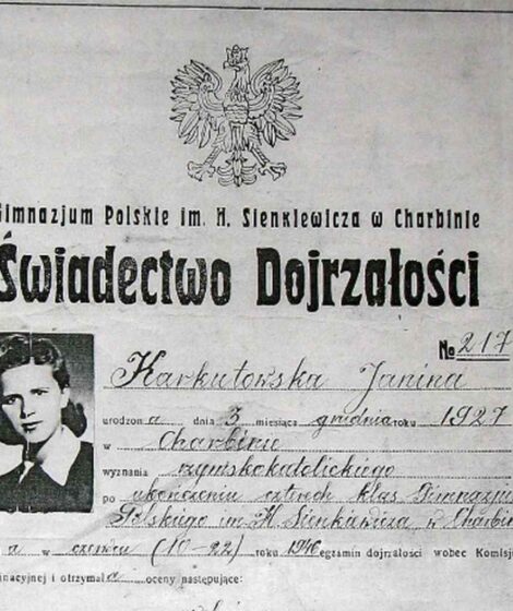 CKE opublikowała wyniki matur 2026. Absolwenci sprawdzą je w systemie ZIU, a szkoły wydają dziś świadectwa dojrzałości.Autorstwa Gimnazium Sienkiewicza w Charbinie - Praca własna, Domena publiczna
