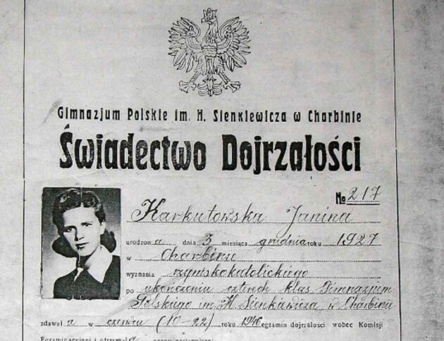 CKE opublikowała wyniki matur 2026. Absolwenci sprawdzą je w systemie ZIU, a szkoły wydają dziś świadectwa dojrzałości.Autorstwa Gimnazium Sienkiewicza w Charbinie - Praca własna, Domena publiczna