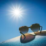 Dobre okulary chronią przed UV, ale sam ciemny kolor lub polaryzacja nie wystarczą. Ochrona jest szczególnie ważna po operacjach oczu. fot: Herbert Goetsch/Unsplash
