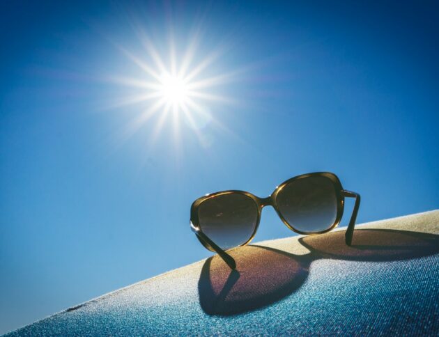 Dobre okulary chronią przed UV, ale sam ciemny kolor lub polaryzacja nie wystarczą. Ochrona jest szczególnie ważna po operacjach oczu. fot: Herbert Goetsch/Unsplash