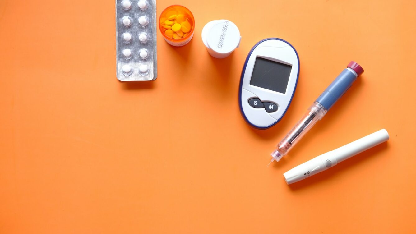 Jak jechać na wakacje podczas leczenia? Farmaceuta wyjaśnia, jak przygotować leki, insulinę, dokumenty i dawkowanie przy zmianie strefy czasowej. fot: Towfiqu barbhuiya/Unsplash
