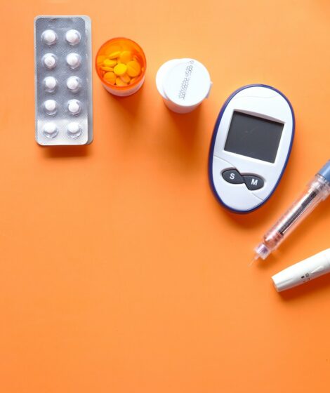 Jak jechać na wakacje podczas leczenia? Farmaceuta wyjaśnia, jak przygotować leki, insulinę, dokumenty i dawkowanie przy zmianie strefy czasowej. fot: Towfiqu barbhuiya/Unsplash