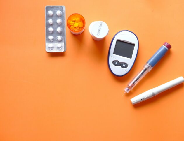 Jak jechać na wakacje podczas leczenia? Farmaceuta wyjaśnia, jak przygotować leki, insulinę, dokumenty i dawkowanie przy zmianie strefy czasowej. fot: Towfiqu barbhuiya/Unsplash