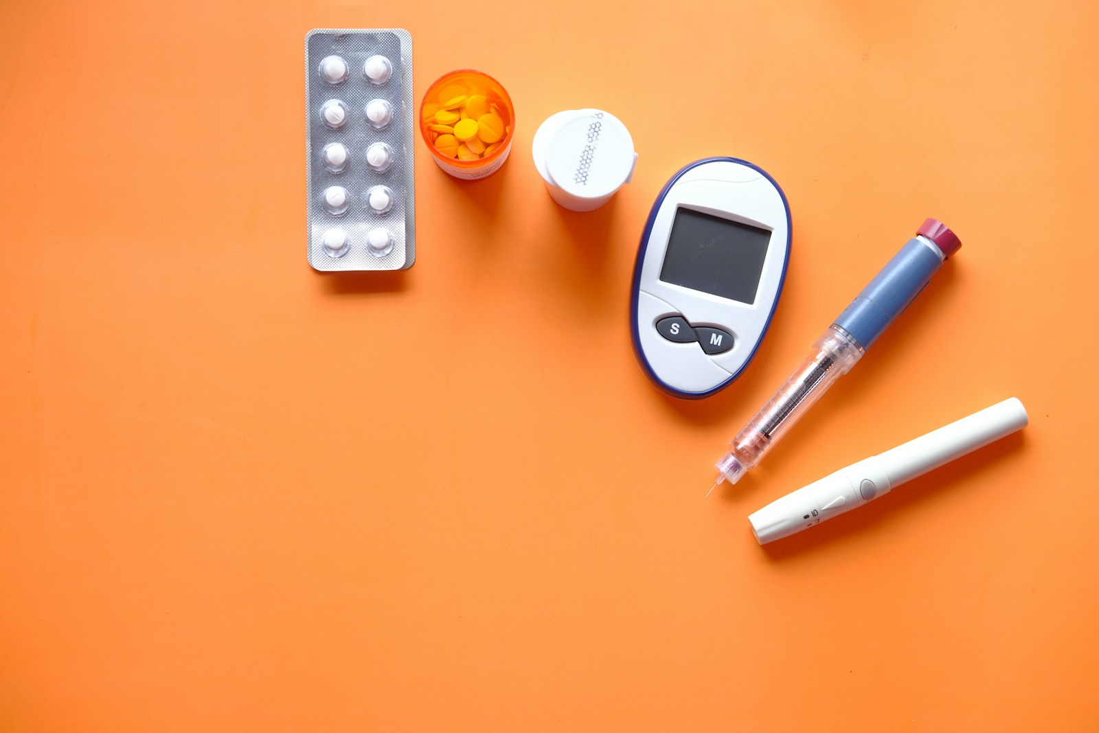 Jak jechać na wakacje podczas leczenia? Farmaceuta wyjaśnia, jak przygotować leki, insulinę, dokumenty i dawkowanie przy zmianie strefy czasowej. fot: Towfiqu barbhuiya/Unsplash