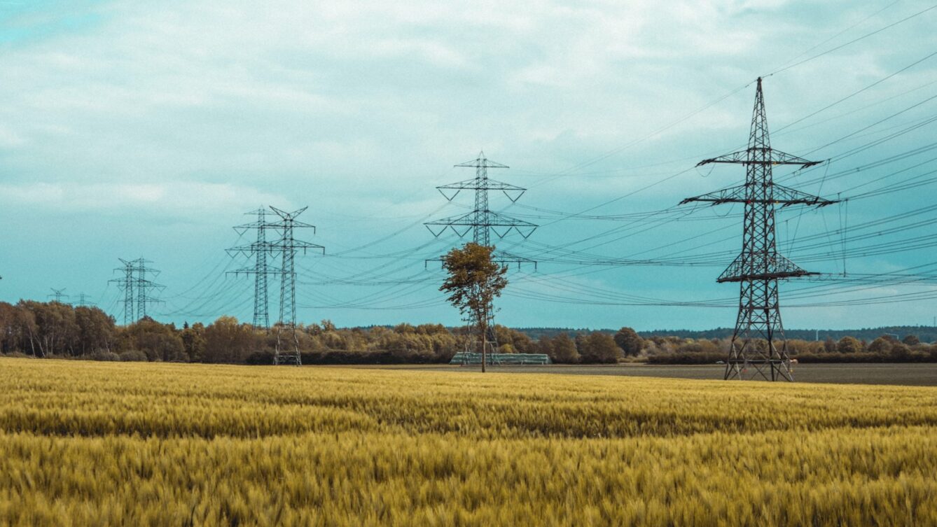 PGE Dystrybucja ma zapłacić właścicielowi gruntów 335 237 zł za linie energetyczne. Sprawdź, kto może żądać pieniędzy od operatora. fot: Moritz Kindler/Unsplasch
