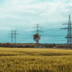PGE Dystrybucja ma zapłacić właścicielowi gruntów 335 237 zł za linie energetyczne. Sprawdź, kto może żądać pieniędzy od operatora. fot: Moritz Kindler/Unsplasch
