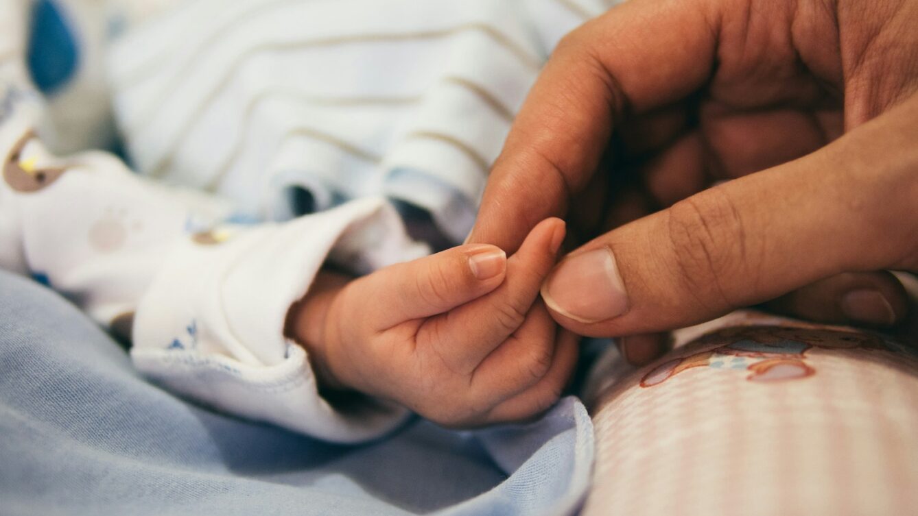 Onkologia dziecięca w Zabrzu działa i przyjmuje więcej pacjentów. Szpital odpiera zarzuty, ale trwa spór o leczenie dzieci z guzami mózgu. fot: Aditya Romansa / Unsplash