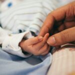 Onkologia dziecięca w Zabrzu działa i przyjmuje więcej pacjentów. Szpital odpiera zarzuty, ale trwa spór o leczenie dzieci z guzami mózgu. fot: Aditya Romansa / Unsplash