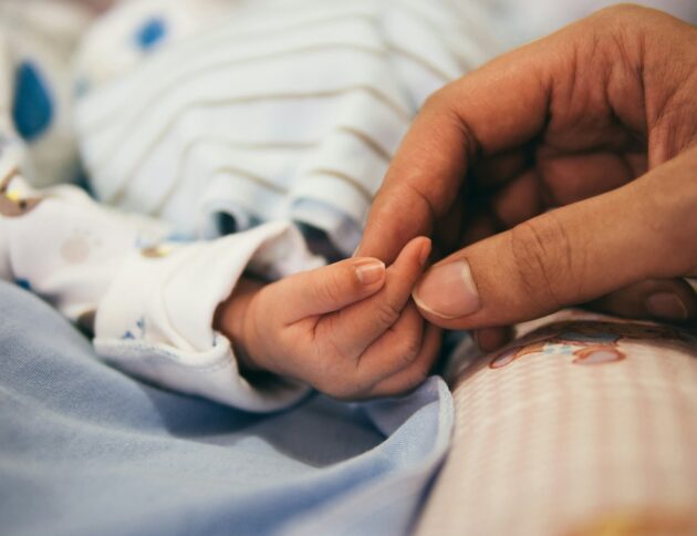 Onkologia dziecięca w Zabrzu działa i przyjmuje więcej pacjentów. Szpital odpiera zarzuty, ale trwa spór o leczenie dzieci z guzami mózgu. fot: Aditya Romansa / Unsplash