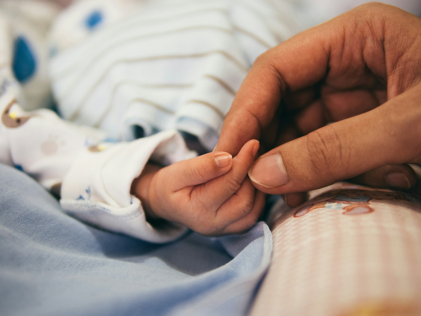 Onkologia dziecięca w Zabrzu działa i przyjmuje więcej pacjentów. Szpital odpiera zarzuty, ale trwa spór o leczenie dzieci z guzami mózgu. fot: Aditya Romansa / Unsplash