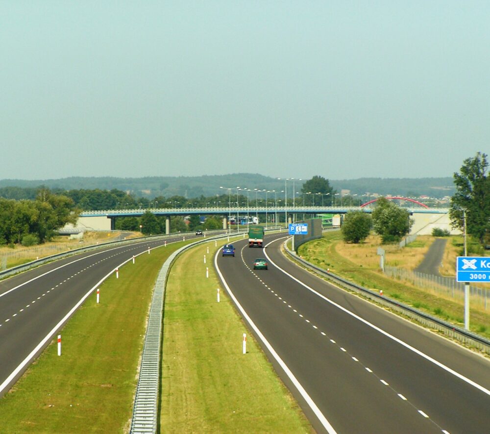 Rozbudowa A2 Łódź–Warszawa ruszy jesienią. Drogowcy dobudują nowe pasy i wyremontują obecne jezdnie, mosty, wiadukty oraz węzły. Autorstwa Kolanin - Praca własna, Domena publiczna