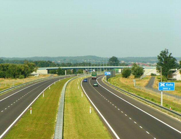 Rozbudowa A2 Łódź–Warszawa ruszy jesienią. Drogowcy dobudują nowe pasy i wyremontują obecne jezdnie, mosty, wiadukty oraz węzły. Autorstwa Kolanin - Praca własna, Domena publiczna