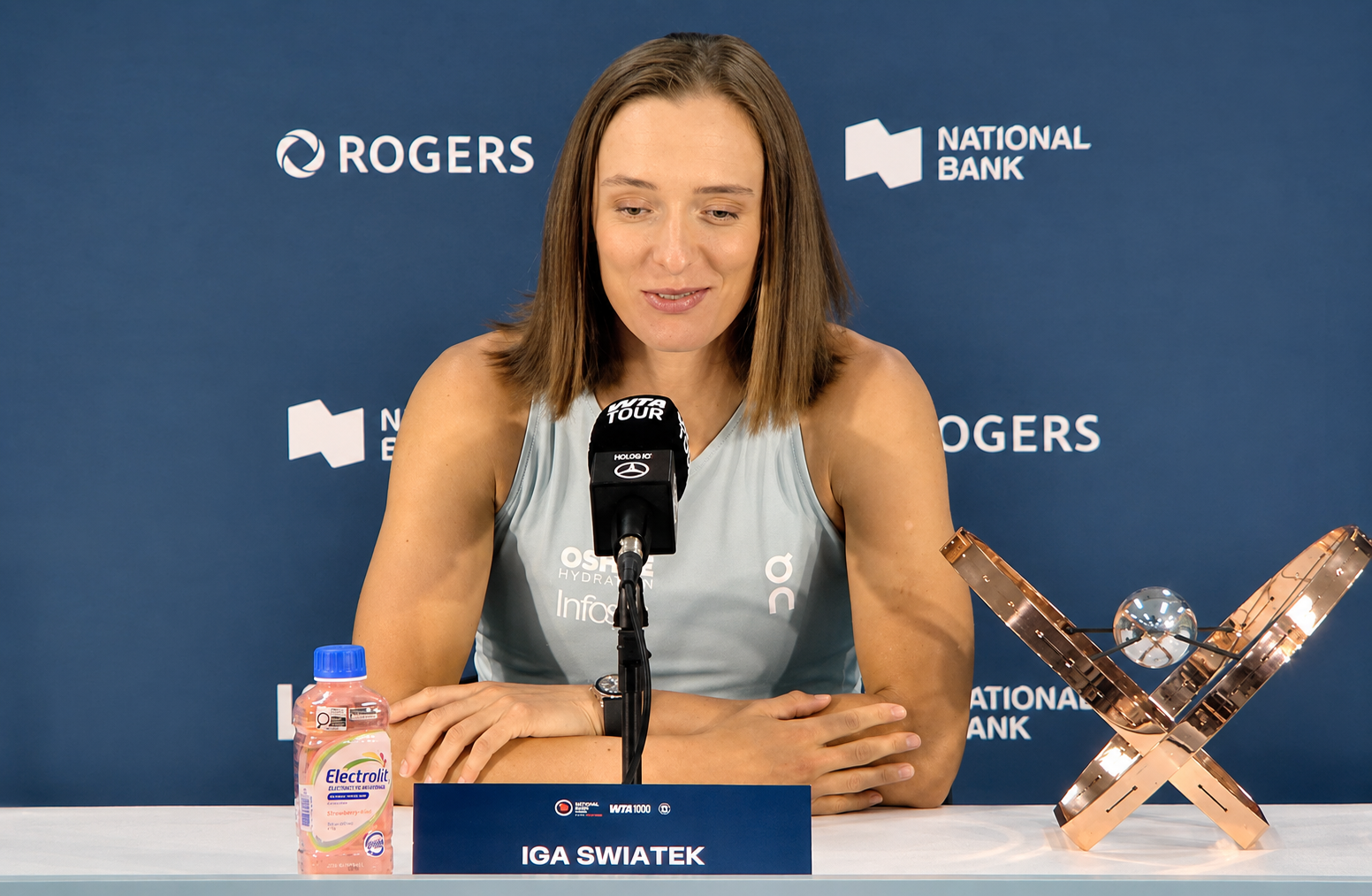 Iga Świątek pokonała Jelenę Rybakinę 6:2, 6:3 i wygrała WTA 1000 w Toronto. To jej pierwszy tytuł w 2026 roku i 26. w karierze. Źródło: Tennis Canada/ youytube.com