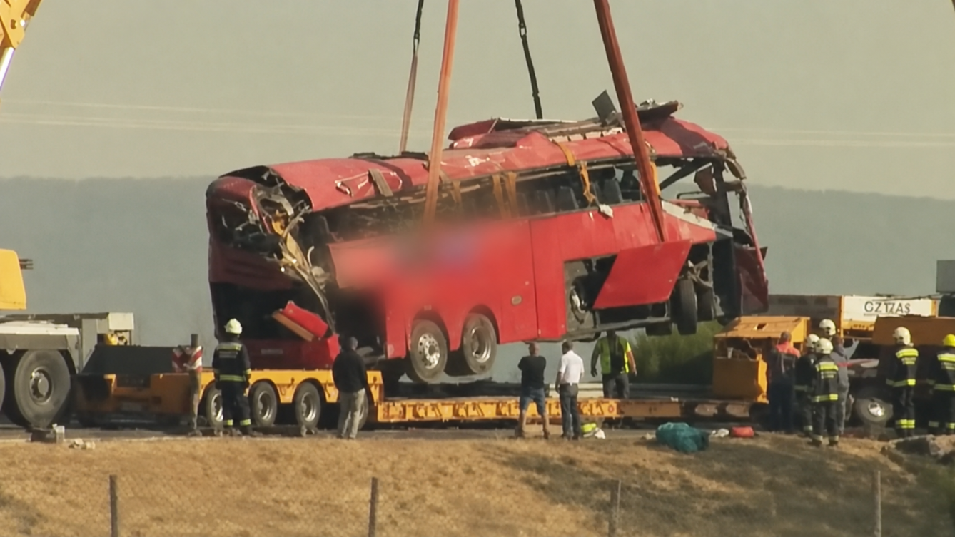 Ciała 12 ofiar wypadku polskiego autokaru na Węgrzech sprowadzono do Krakowa dwoma wojskowymi samolotami CASA.