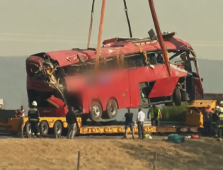 Ciała 12 ofiar wypadku polskiego autokaru na Węgrzech sprowadzono do Krakowa dwoma wojskowymi samolotami CASA.