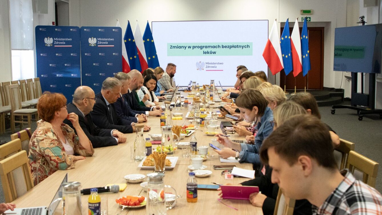 Ministerstwo sprawdzi ceny leków dla seniorów. Drogi produkt może wypaść z listy 65+, jeśli ma równie skuteczny i dostępny tańszy zamiennik. Źródło: MZ