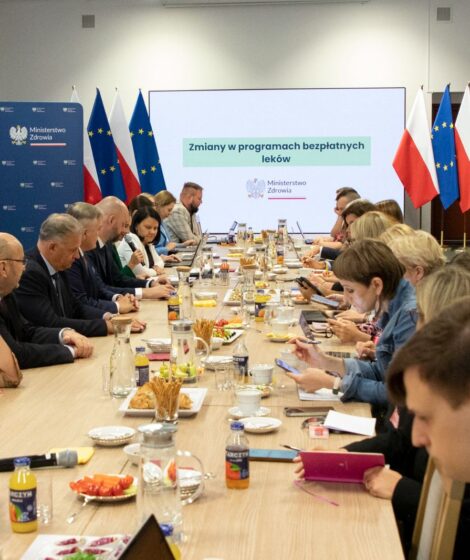 Ministerstwo sprawdzi ceny leków dla seniorów. Drogi produkt może wypaść z listy 65+, jeśli ma równie skuteczny i dostępny tańszy zamiennik. Źródło: MZ