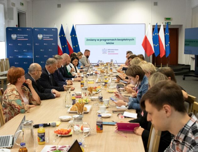 Ministerstwo sprawdzi ceny leków dla seniorów. Drogi produkt może wypaść z listy 65+, jeśli ma równie skuteczny i dostępny tańszy zamiennik. Źródło: MZ