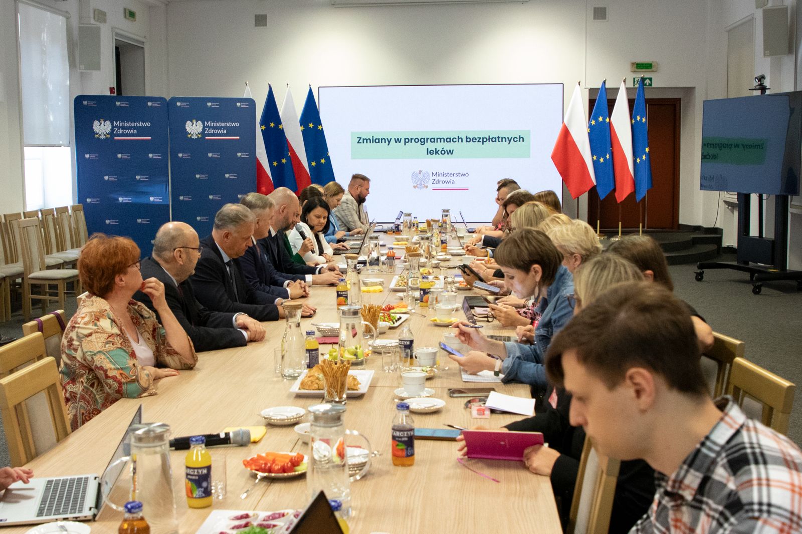Ministerstwo sprawdzi ceny leków dla seniorów. Drogi produkt może wypaść z listy 65+, jeśli ma równie skuteczny i dostępny tańszy zamiennik. Źródło: MZ