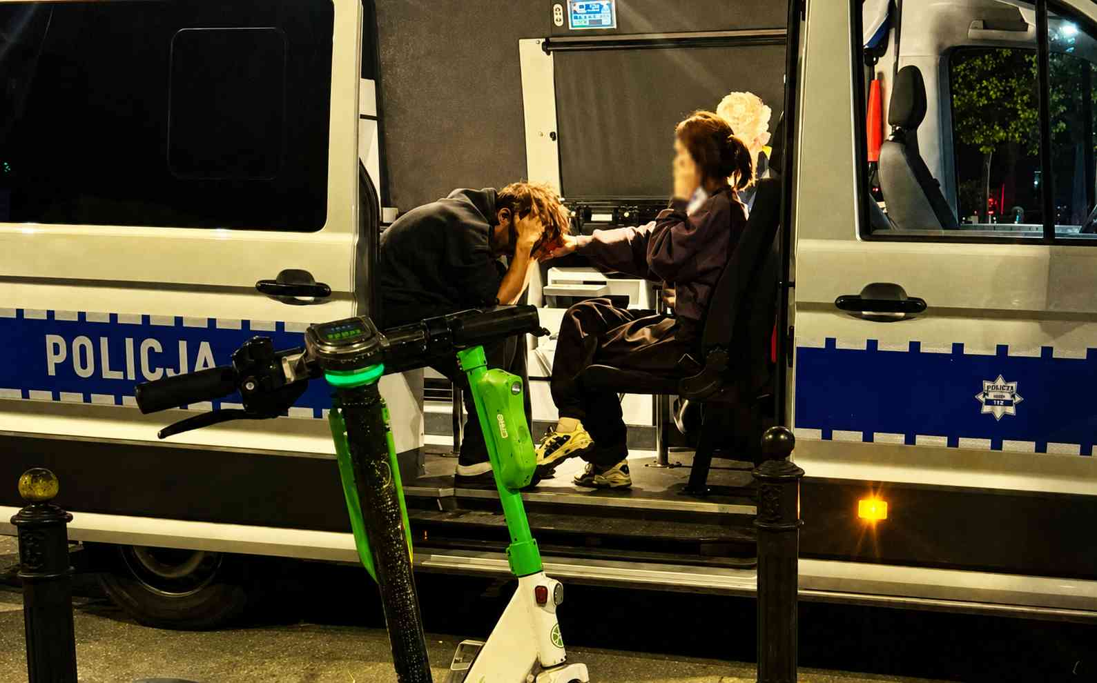 W dwie noce warszawska policja zatrzymała 33 osoby na hulajnogach po alkoholu. Mandaty przekroczyły 81 tys. zł. źródło: Policja
