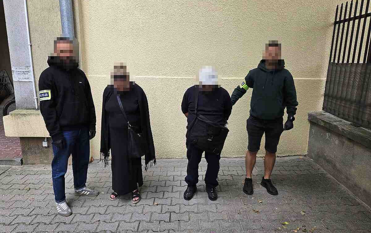 Para kieszonkowców okradła 90-letnią kobietę na bazarze Olimpia. On stał na czujce, ona wyłowiła portfel. Policjanci zatrzymali ich na gorącym uczynku. Źródło: Policja