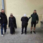Para kieszonkowców okradła 90-letnią kobietę na bazarze Olimpia. On stał na czujce, ona wyłowiła portfel. Policjanci zatrzymali ich na gorącym uczynku. Źródło: Policja