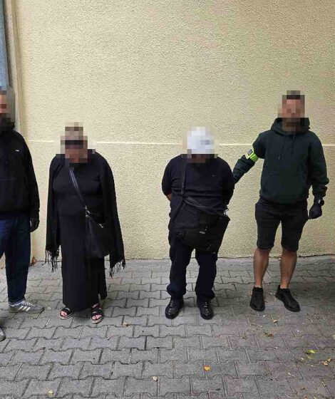 Para kieszonkowców okradła 90-letnią kobietę na bazarze Olimpia. On stał na czujce, ona wyłowiła portfel. Policjanci zatrzymali ich na gorącym uczynku. Źródło: Policja