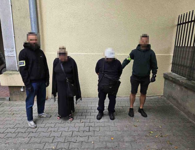 Para kieszonkowców okradła 90-letnią kobietę na bazarze Olimpia. On stał na czujce, ona wyłowiła portfel. Policjanci zatrzymali ich na gorącym uczynku. Źródło: Policja