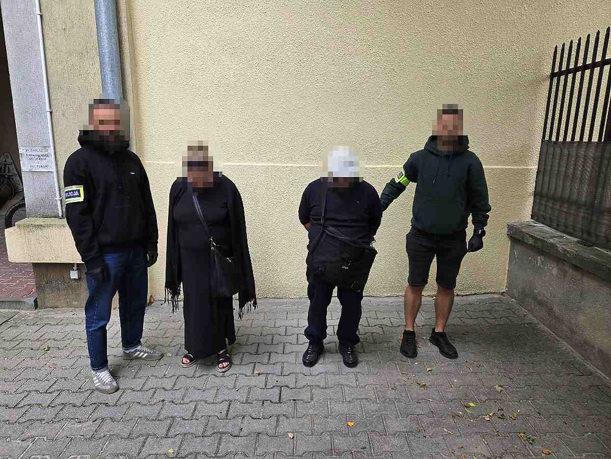 Para kieszonkowców okradła 90-letnią kobietę na bazarze Olimpia. On stał na czujce, ona wyłowiła portfel. Policjanci zatrzymali ich na gorącym uczynku. Źródło: Policja