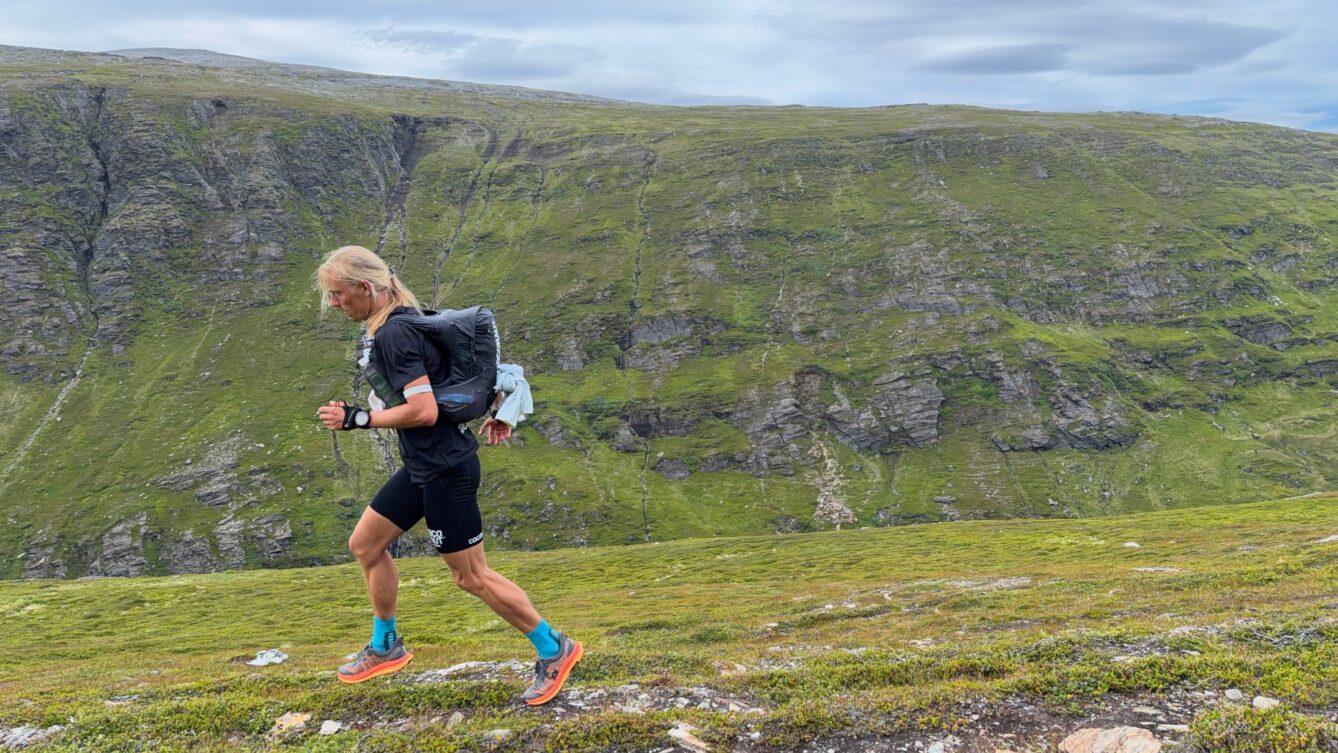 Roman Ficek jako pierwszy ukończył górski bieg self-supported przez Skandynawię. Pokonał 2679 km z Nordkapp do Lindesnes w 40 dni. / FB