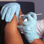Szczepionka mRNA zmniejsza ryzyko nawrotu czerniaka. Ponad 50 pacjentów warszawskiego NIO uczestniczyło w badaniu III fazy. National Cancer Institute