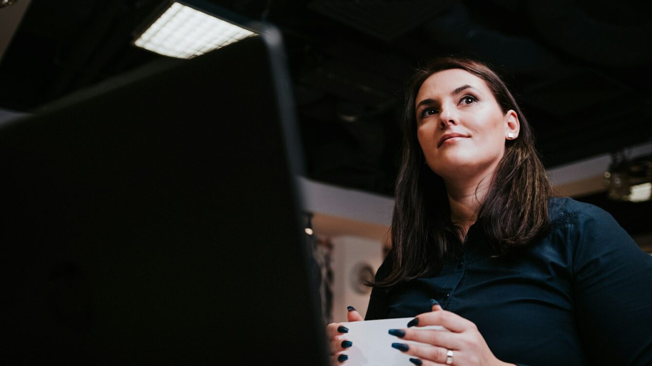 Ustawa Women on Boards już obowiązuje. Około 113 spółek musi zwiększyć udział kobiet w zarządach i radach nadzorczych. fot: Andreea Avramescu/Unsplash