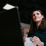 Ustawa Women on Boards już obowiązuje. Około 113 spółek musi zwiększyć udział kobiet w zarządach i radach nadzorczych. fot: Andreea Avramescu/Unsplash