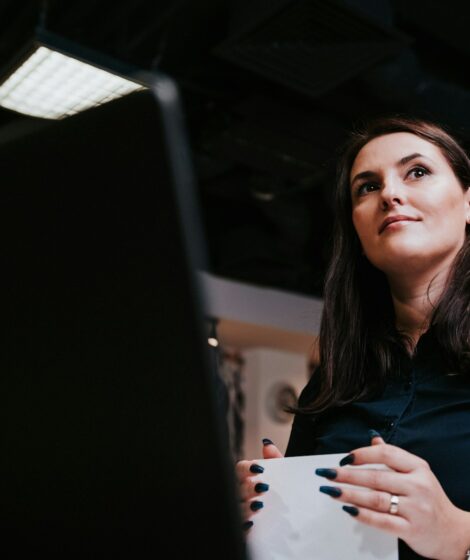 Ustawa Women on Boards już obowiązuje. Około 113 spółek musi zwiększyć udział kobiet w zarządach i radach nadzorczych. fot: Andreea Avramescu/Unsplash