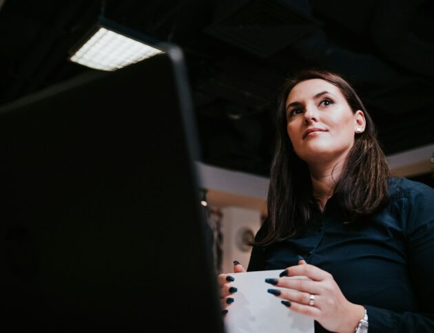 Ustawa Women on Boards już obowiązuje. Około 113 spółek musi zwiększyć udział kobiet w zarządach i radach nadzorczych. fot: Andreea Avramescu/Unsplash