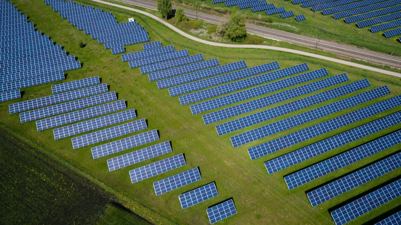 Samorządy inwestują w OZE, magazyny i spółdzielnie energetyczne. Gminy produkują własny prąd i pomagają mieszkańcom obniżyć rachunki. fot: Andreas Gücklhorn/Unsplash