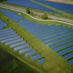 Samorządy inwestują w OZE, magazyny i spółdzielnie energetyczne. Gminy produkują własny prąd i pomagają mieszkańcom obniżyć rachunki. fot: Andreas Gücklhorn/Unsplash