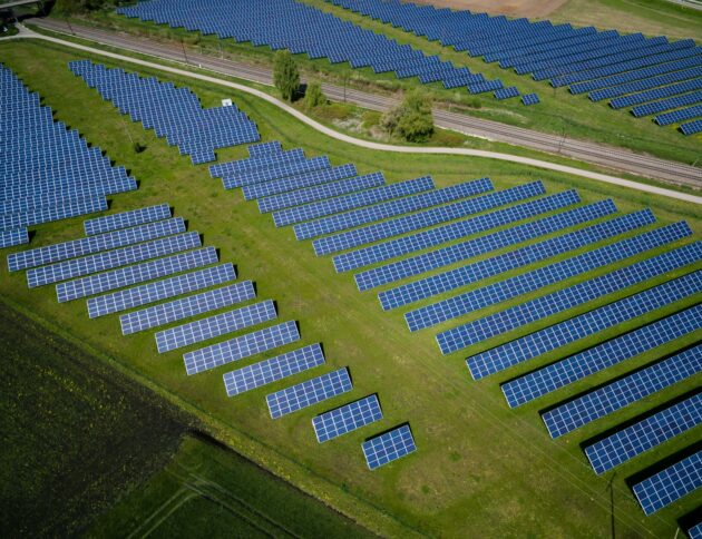 Samorządy inwestują w OZE, magazyny i spółdzielnie energetyczne. Gminy produkują własny prąd i pomagają mieszkańcom obniżyć rachunki. fot: Andreas Gücklhorn/Unsplash