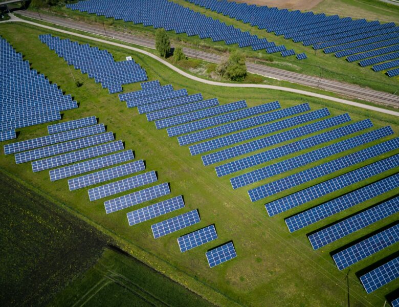 Samorządy inwestują w OZE, magazyny i spółdzielnie energetyczne. Gminy produkują własny prąd i pomagają mieszkańcom obniżyć rachunki. fot: Andreas Gücklhorn/Unsplash