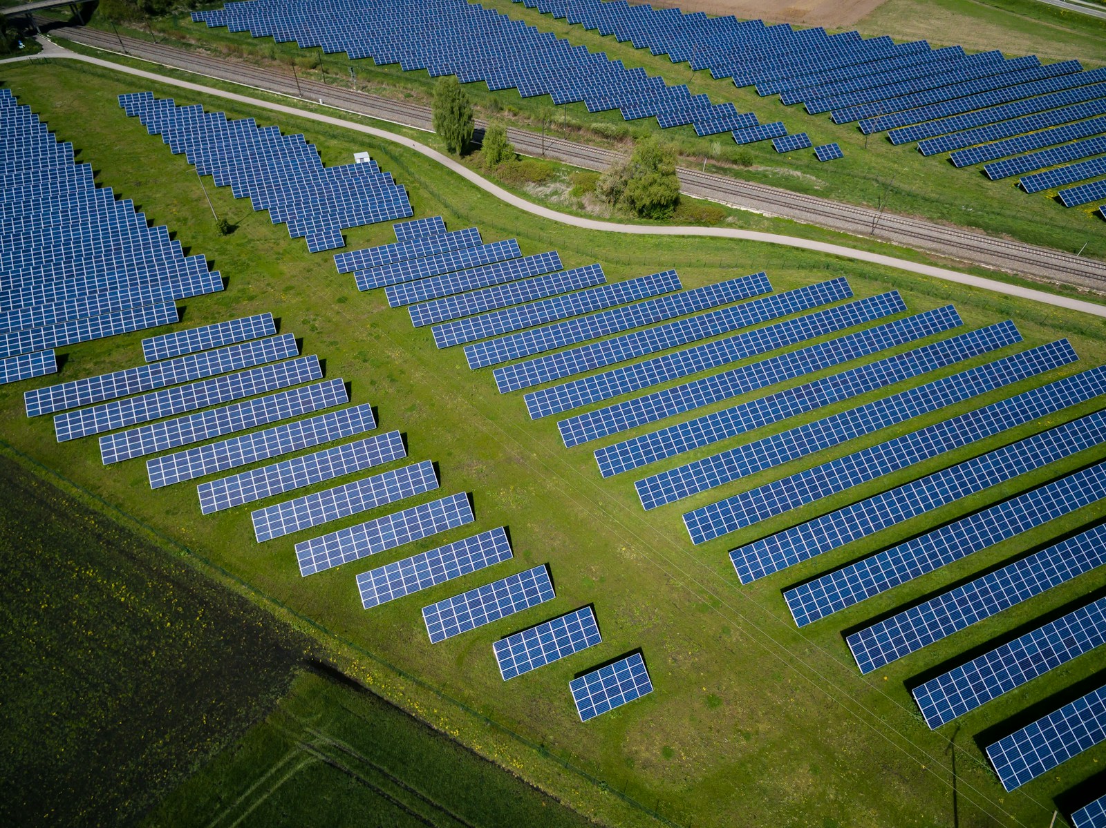 Samorządy inwestują w OZE, magazyny i spółdzielnie energetyczne. Gminy produkują własny prąd i pomagają mieszkańcom obniżyć rachunki. fot: Andreas Gücklhorn/Unsplash