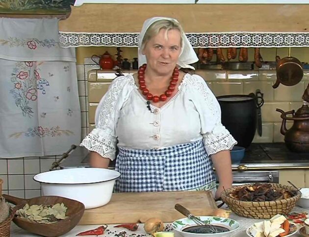 Czernina to tradycyjna polska zupa z kaczej krwi. Poznaj jej historię, regionalne odmiany, dawne przepisy i sposób przygotowania. ziemiadobrzynska.pl