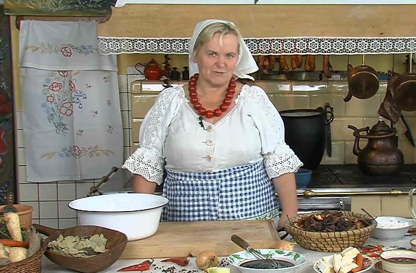 Czernina to tradycyjna polska zupa z kaczej krwi. Poznaj jej historię, regionalne odmiany, dawne przepisy i sposób przygotowania. ziemiadobrzynska.pl
