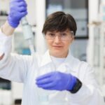 Prof. dr hab. Dorota Kołodyńska – kierownik Katedry Chemii Nieorganicznej i prorektor ds. studentów i jakości kształcenia UMCS.