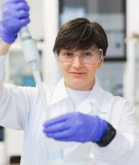 Prof. dr hab. Dorota Kołodyńska – kierownik Katedry Chemii Nieorganicznej i prorektor ds. studentów i jakości kształcenia UMCS.