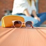 Jak wybrać okulary przeciwsłoneczne na upał? Sprawdź filtr UV400, kategorię szkieł, polaryzację i znak CE, aby skutecznie chronić wzrok. fot: Tamara Bellis/Unpslash