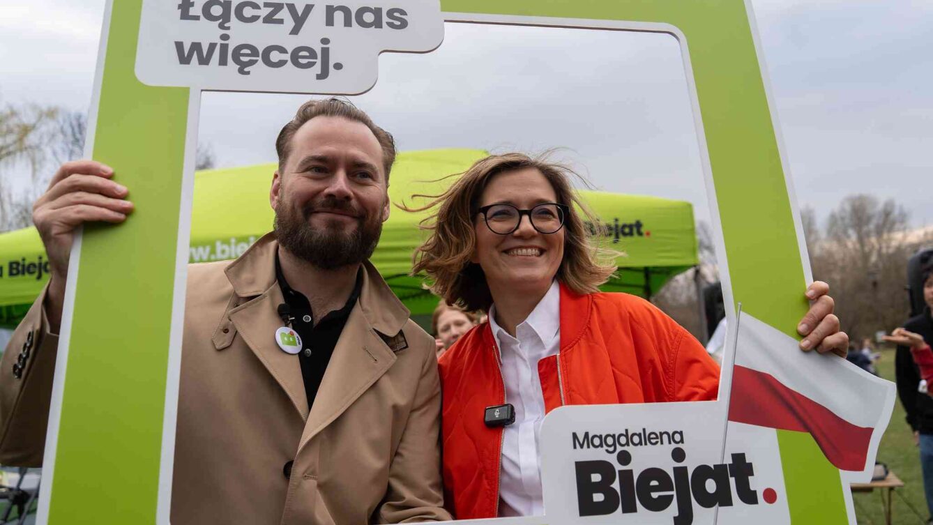 Krzysztof Stanowski wraz z Magdaleną Biejat podczas inauguracji jej miasteczka wyborczego (23 marca 2025). fot: Autorstwa Monika Szafrańska (Klub Lewicy) -Domena publiczna