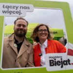 Krzysztof Stanowski wraz z Magdaleną Biejat podczas inauguracji jej miasteczka wyborczego (23 marca 2025). fot: Autorstwa Monika Szafrańska (Klub Lewicy) -Domena publiczna
